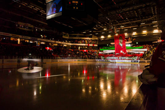 publiken firar Ishockeymatchen i HockeyAllsvenskan, mellan