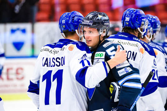 Karlskogas Fredrik Forsberg hälsar på gamla lagkompisar