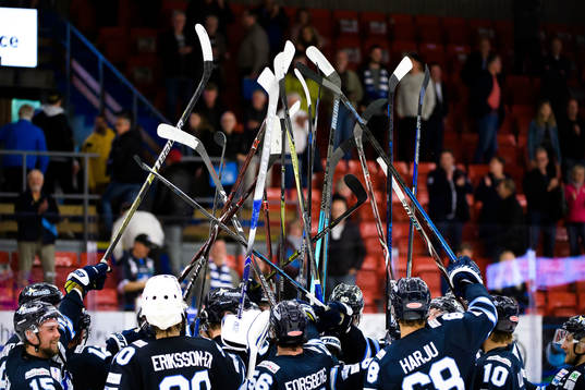 Karlskogas spelare gör segerritual