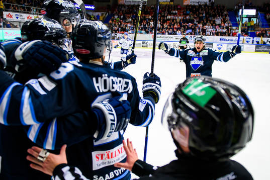 Karlskogas Dennis Fröland jublar