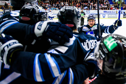Karlskogas Dennis Fröland jublar
