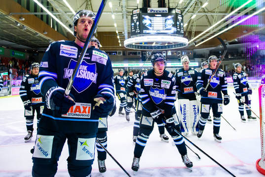 Karlskogas spelare jublar och tackar publiken
