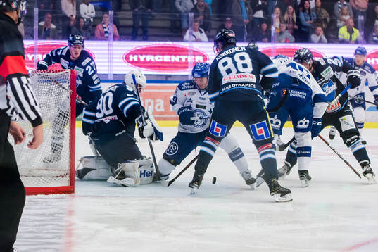 Rörigt framför Karlskogas målvakt Olle Eriksson Ek