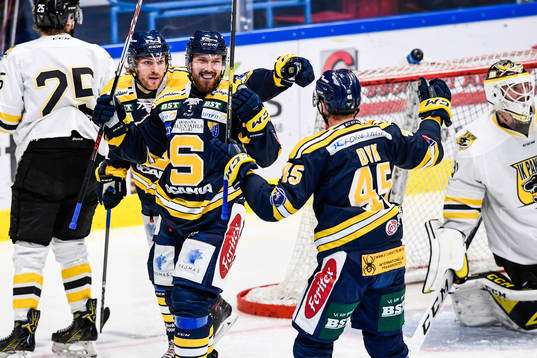 Södertäljes spelare jublar
