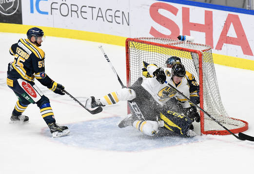 Panterns Dennis Svensson och Södertäljes målvakt George