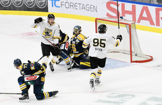 Panterns Nick Olesen (h) jublar