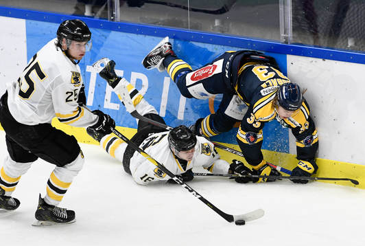 Södertäljes Måns Lindbäck (r) i kamp om pucken med