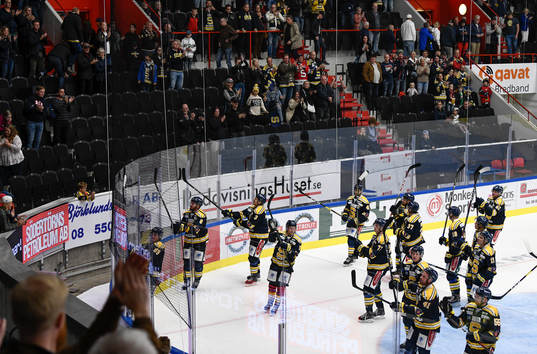 Södertäljes spelare tackar publiken