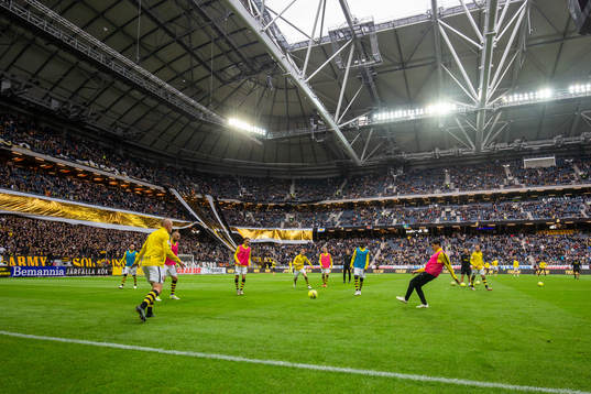 s spelare värmer upp innan fotbollsmatchen i Allsvenskan