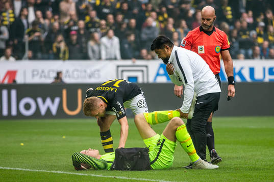 s målvakt Oscar Linnér har ont