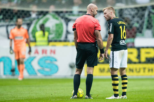 s Sebastian Larsson diskuterar med domare Stefan Johannesson