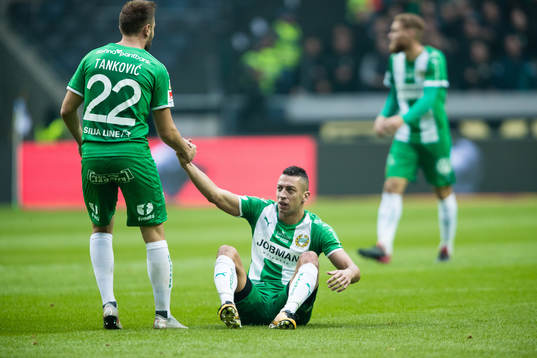 Hammarbys Nikola Djurdjic får hjälp av Muamer Tankovic