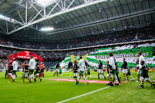 s spelare gör entré på planen innan fotbollsmatchen i
