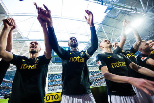s Henok Goitom (m) jublar med Panos Dimitriadis och