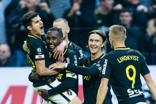 s Henok Goitom jublar med Tarik Elyounoussi , Kristoffer