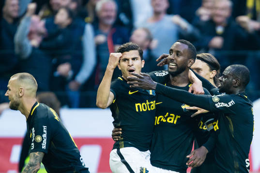 s Henok Goitom jublar med Tarik Elyounoussi och Enoch Kofi