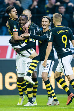 s Henok Goitom jublar med Tarik Elyounoussi , Kristoffer