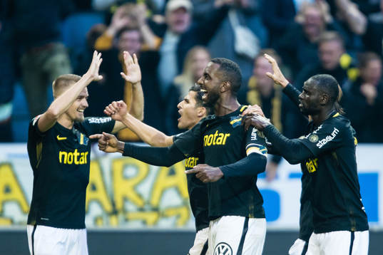 s Henok Goitom jublar med Tarik Elyounoussi och Enoch Kofi