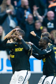 s Henok Goitom jublar med Tarik Elyounoussi och Enoch Kofi