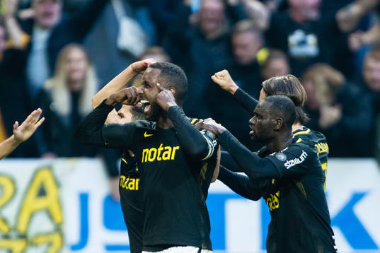 s Henok Goitom jublar med Tarik Elyounoussi och Enoch Kofi