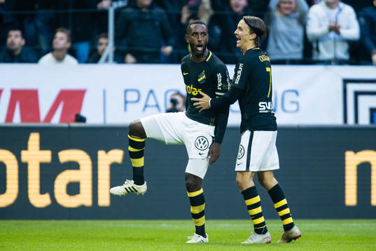 s Henok Goitom jublar med Kristoffer Olsson
