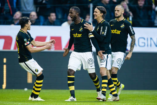 s Henok Goitom jublar med Tarik Elyounoussi , Kristoffer