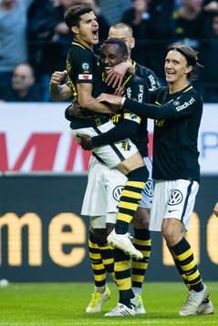 s Henok Goitom jublar med Tarik Elyounoussi , Kristoffer