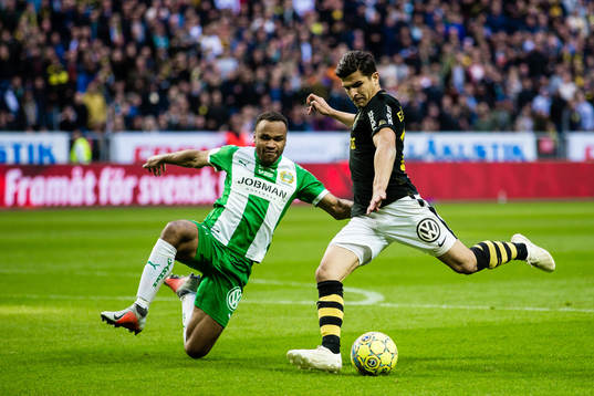 s Tarik Elyounoussi med en målchans i kamp om bollen med