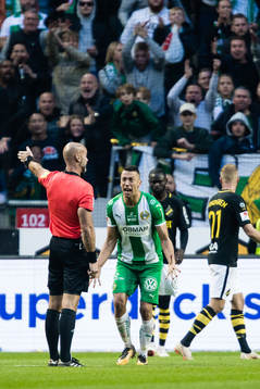 Hammarbys Nikola Djurdjic protesterar framför domare