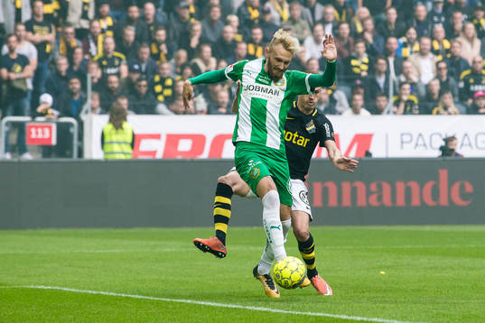 Hammarbys Simon Sandberg med ett avslut mot mål i kamp om