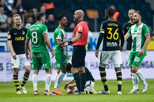 Hammarbys Jiloan Hamad och Jeppe Andersen diskuterar med