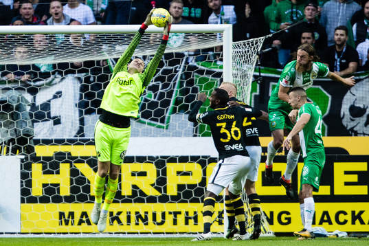 s målvakt Oscar Linnér tar ner ett inlägg framför