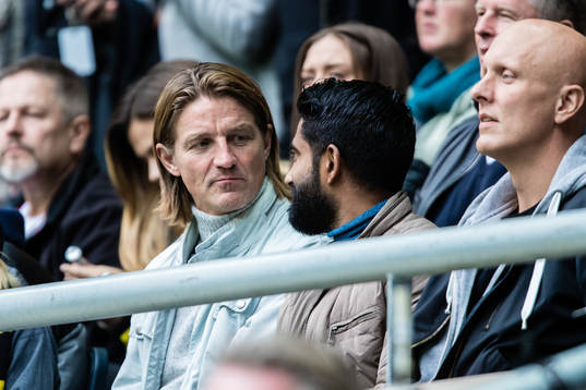 Fd AIK-spelare Patrick Englund på läktaren innan