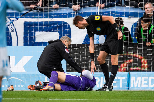 Malmö FFs målvakt Johan Dahlin får vård av läkare Pär