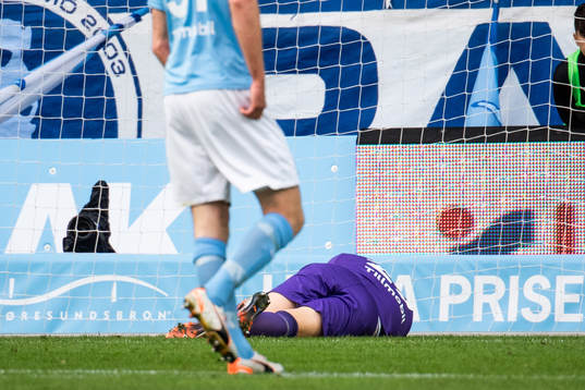 Malmö FFs målvakt Johan Dahlin har ont