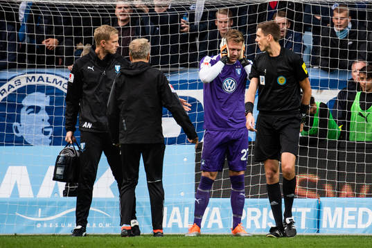 Malmö FFs målvakt Johan Dahlin har ont