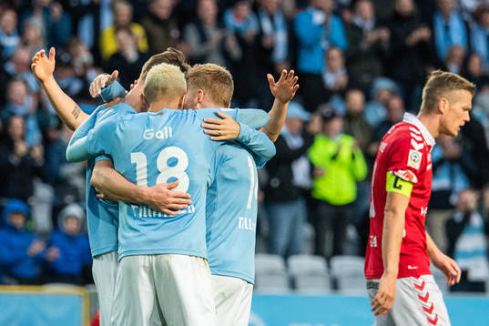 Malmö FFs Markus Rosenberg blir omkramad
