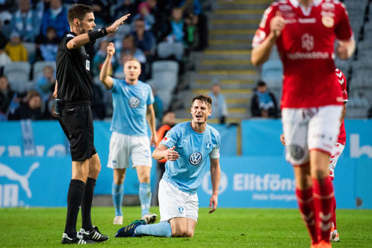 Malmö FFs Markus Rosenberg gestikulerar mot domaren