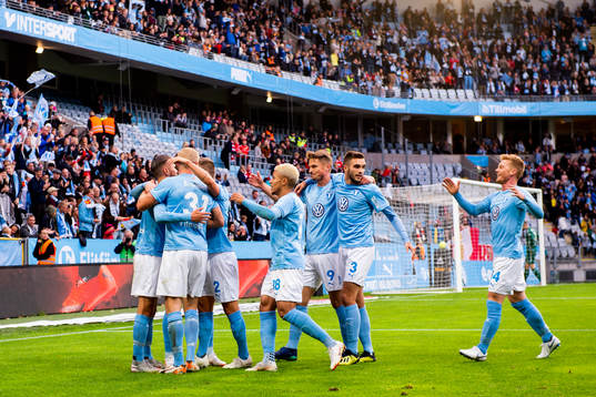 Malmö FFs Arnór Ingvi Traustason kramas om