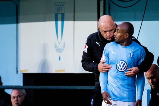 Malmö FFs tränare Uwe Rösler kramar om Fouad Bachirou