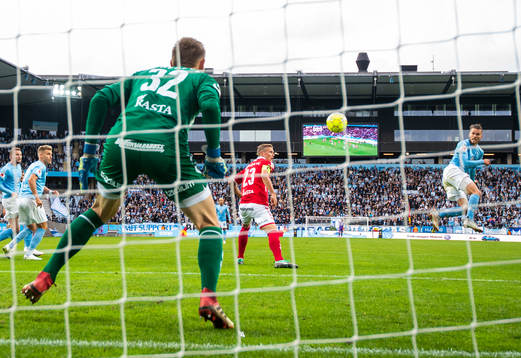 Malmö FFs Arnór Ingvi Traustason gör 1-0 bakom Kalmars