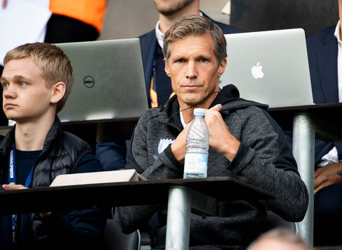 Assisterande tränare Jens Fjellström på läktaren