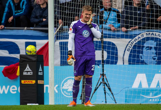 Malmö FFs målvakt Johan Dahlin har ont