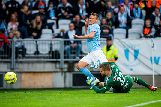 Malmö FFs Eric Larsson och Kalmars målvakt Lucas