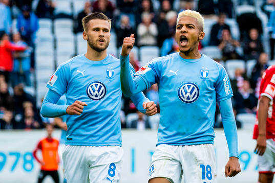 Malmö FFs Arnór Ingvi Traustason och Romain Gall jublar