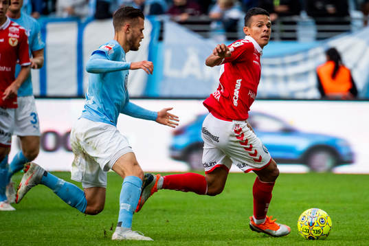 Malmö FFs Arnór Ingvi Traustason jagar Kalmars Mahmoud Eid