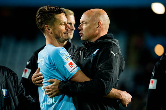 Malmö FFs Markus Rosenberg omfamnas av tränare Uwe Rösler