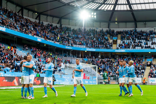 Malmö FFs Arnór Ingvi Traustason kramas om av