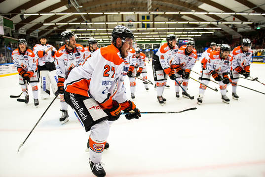 Karlskronas Matt Carey jublar med laget