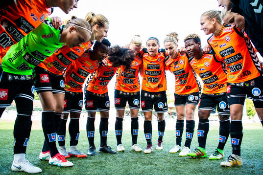 Kristianstads spelare pratar ihop sig innan fotbollsmatchen